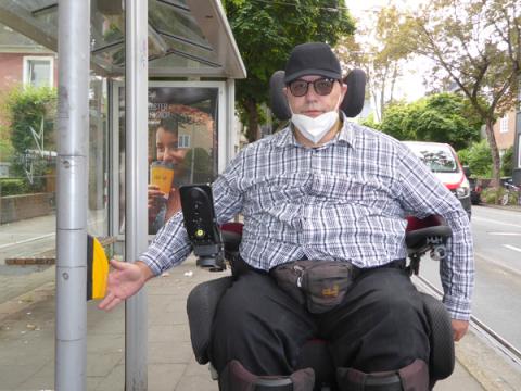 Joachim Marx nutzt die Fahrgastinfo einer Haltestelle