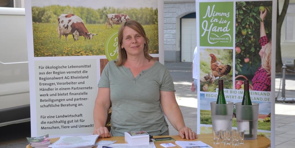 Vorstand der Regionalwert AG Dorle Gothe an ihrem Infostand