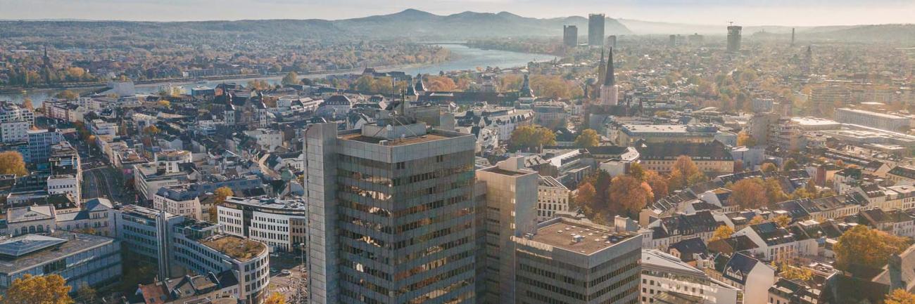Das Bonner Stadthaus und die Innenstadt von oben