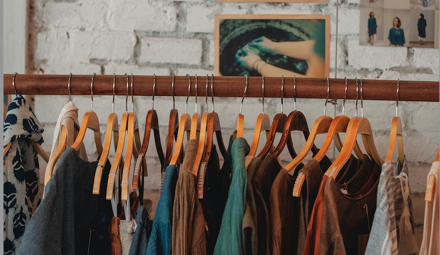 Kleidung hängt an einer Stange