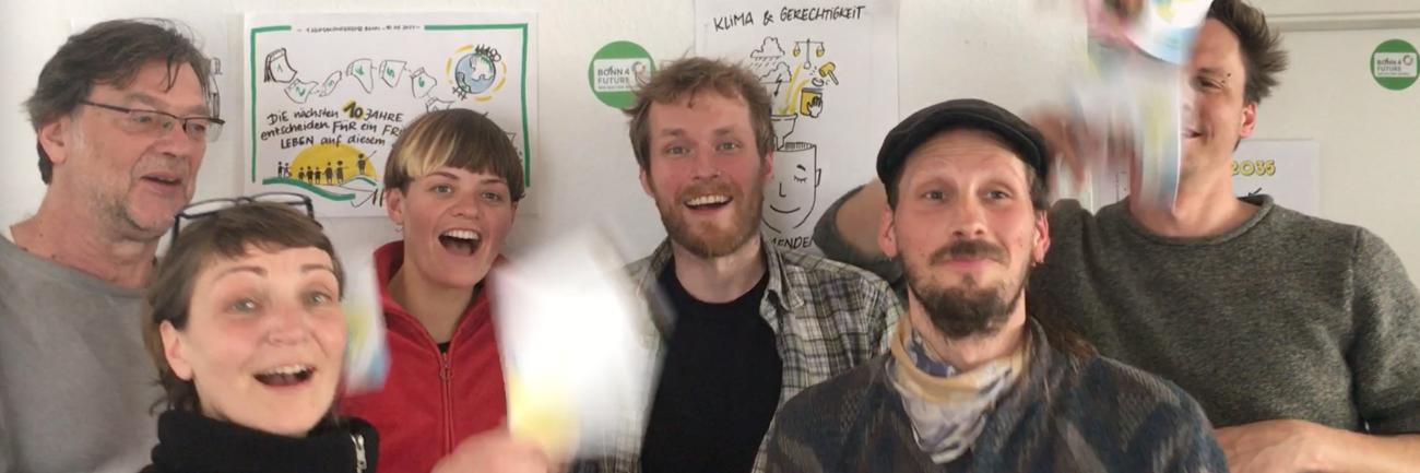 ein Teil des Bonn4Future-Teams jubelt anlässlich der Nominierung zum taz Panter Preis 2023