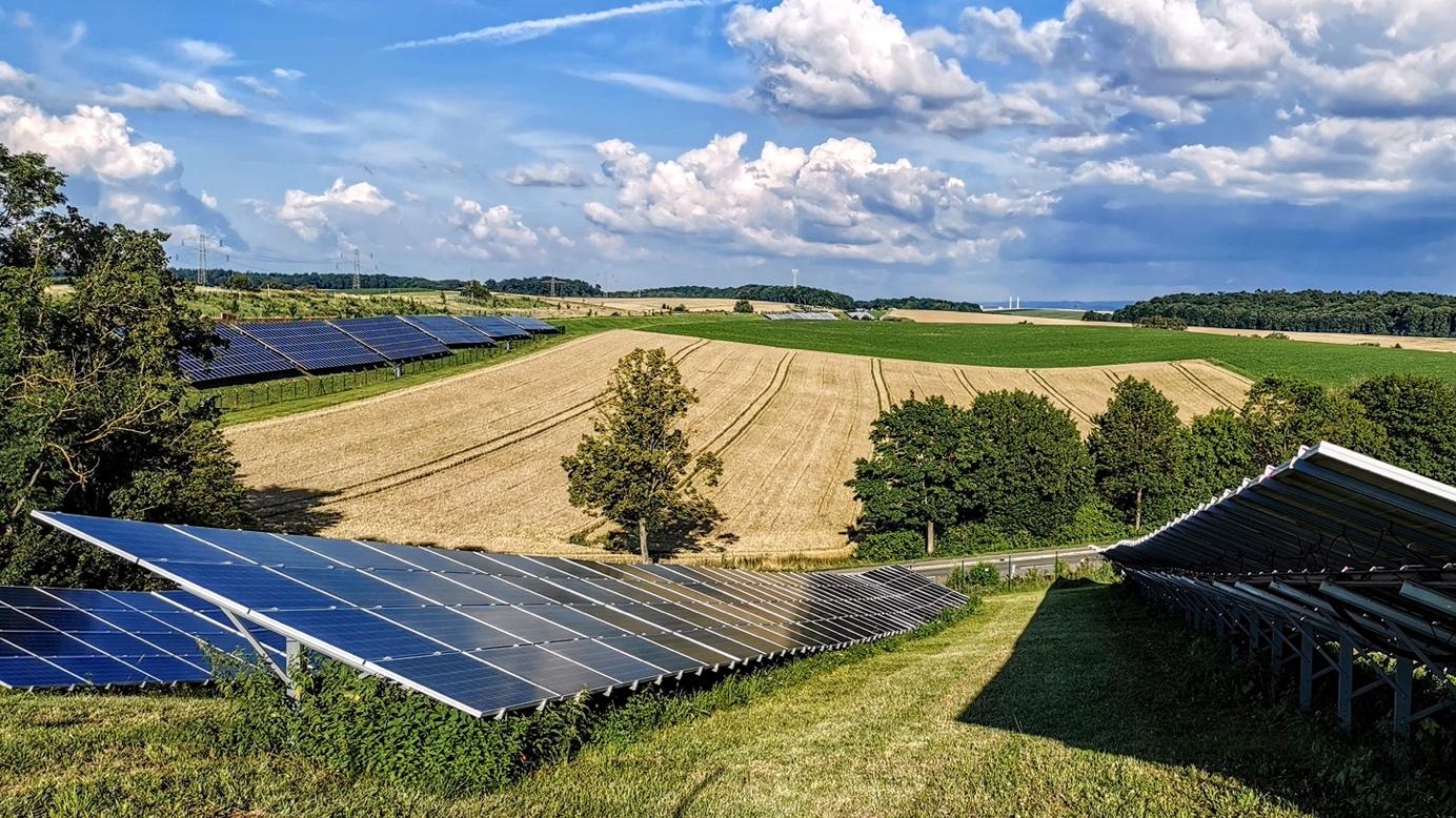 PV-Module in einer Wiesen-Felder-Landschaft