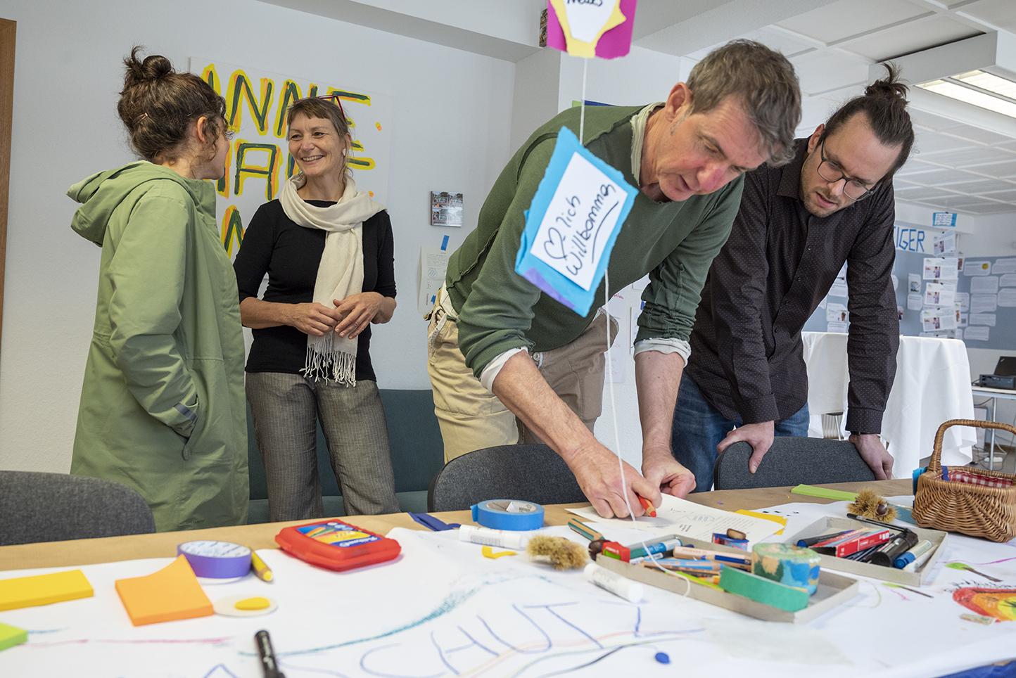 Künstler Daniel Walbrodt stellt ein Zertifikat für die Nutzung von Fehlern aus