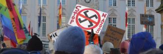 demonstrierende Menschen vor dem Alten Rathaus in Bonn, Plakat mit einem durchgestrichenen Hakenkreuz und der Aufschrift STOPP NAZIS