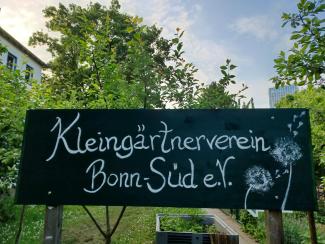 Holzschild mit Beschriftung "Kleingärtnerverein Bonn Süd"
