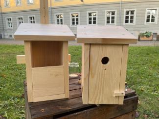 zwei Nistkästen aus Holz