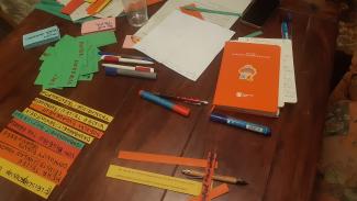 verschiedene Workshop-Materialien (Karten, Stifte)